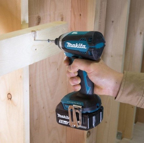 Аккумуляторный шуруповерт MAKITA DTD 153 ZJ ударный,бесщеточный, без АКБ и ЗУ [DTD153ZJ]