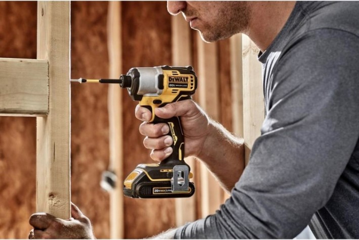 Дрель-шуруповерт аккумуляторная DeWALT DCF 840 N ударный, бесщеточный, без АКБ и ЗУ [DCF840N-XJ]