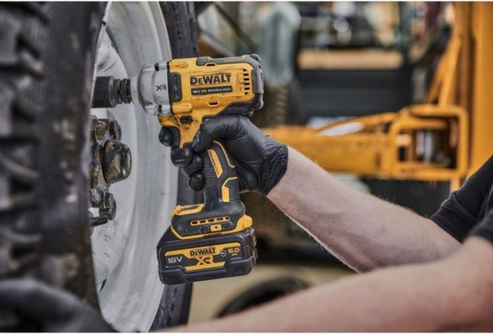 Гайковерт аккумуляторный DeWALT DCF 892 P2T ударный, бесщеточный [DCF892P2T]