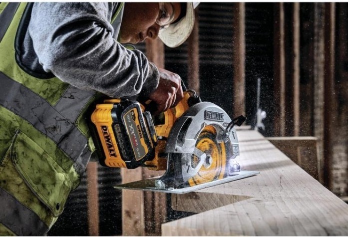 Пила циркулярная аккумуляторная DeWALT DCS 573 NT FLEXVOLT, бесщеточная, без АКБ и З/У [DCS573NT-XJ]