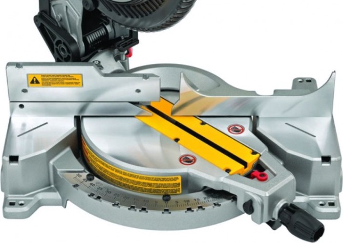 Пила торцовочная сетевая DeWALT DWS 713 [DWS713-KS]